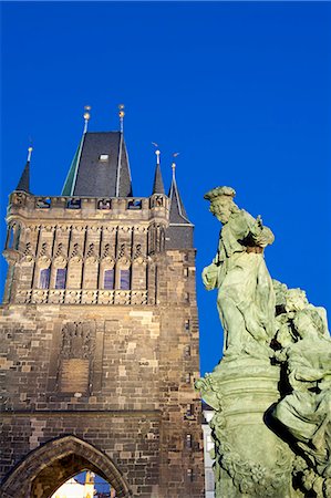 simsearch:841-07204350,k - Gothic Old Town Bridge Tower and statue of St. Ivo (Bishop of Chartres) at twilight, Old Town, UNESCO World Heritage Site, Prague, Czech Republic, Europe Foto de stock - Con derechos protegidos, Código: 841-06446110