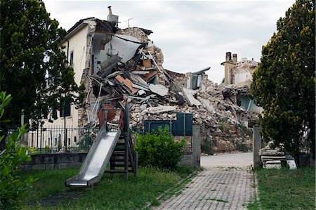 playground, nobody - Onna showing earthquake damage, Aquila, Abruzzi, Italy, Europe Foto de stock - Con derechos protegidos, Código: 841-06446124