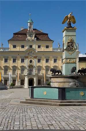 simsearch:400-07175745,k - The inner courtyard Palace buildings and fountain at the 18th century Baroque Residenzschloss, inspired by Versailles Palace, Ludwigsburg, Baden Wurttemberg, Germany, Europe Fotografie stock - Rights-Managed, Codice: 841-06446229