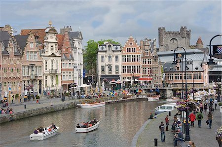 Abrite une scène quotidienne sur la rive de Graslei, bordée de style Baroque flamand à pignon, château Gravensteen au-delà, dans le centre de Gand, Belgique, Europe Photographie de stock - Rights-Managed, Code: 841-06446272