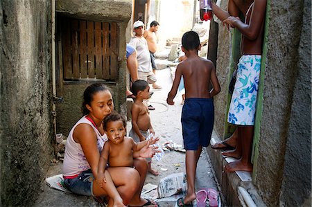 favela district - Personnes à Rocinha favela, Rio de Janeiro, au Brésil, en Amérique du Sud Photographie de stock - Rights-Managed, Code: 841-06446370