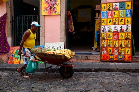 Obsthändler in den gepflasterten Straßen von Largo de Pelourinho, Salvador, Bahia, Brasilien, Südamerika Stockbilder - Lizenzpflichtiges, Bildnummer: 841-06446401