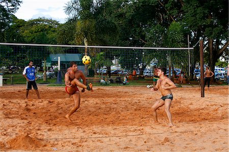 simsearch:841-06446409,k - Men playing foot volleyball at Parque Cidade Sarah Kubitschek, Brasilia, Brazil, South America Fotografie stock - Rights-Managed, Codice: 841-06446455