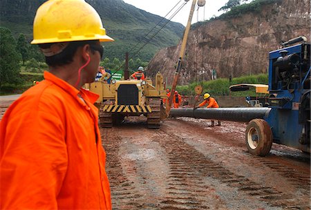 Workers putting pipes for natural gas near Congonhas, Minas Gerais, Brazil, South America Foto de stock - Con derechos protegidos, Código: 841-06446483