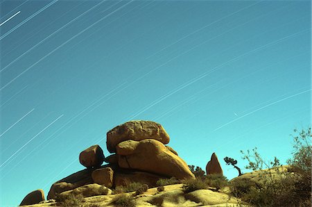 estrés - Temps d'exposition des étoiles fendant le ciel avec des formations rocheuses à l'avant-plan, Joshua Tree National Park, California, États-Unis d'Amérique, l'Amérique du Nord Photographie de stock - Rights-Managed, Code: 841-06446521