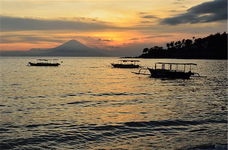 Sunset at Senggigi Beach, with Bali's Gunung Agung in the background, Senggigi, Lombok, Indonesia, Southeast Asia, Asia Foto de stock - Con derechos protegidos, Código: 841-06446638