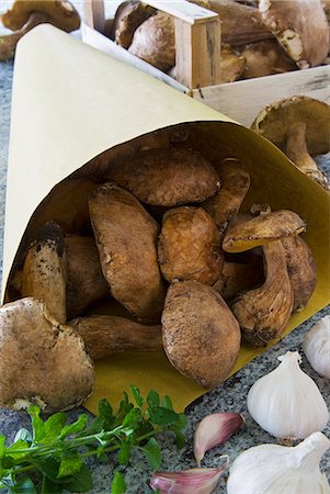 Champignons cèpes (Boletus edulis) dans un sac et dans une boîte en bois, Italie, Europe Photographie de stock - Rights-Managed, Code: 841-06446936