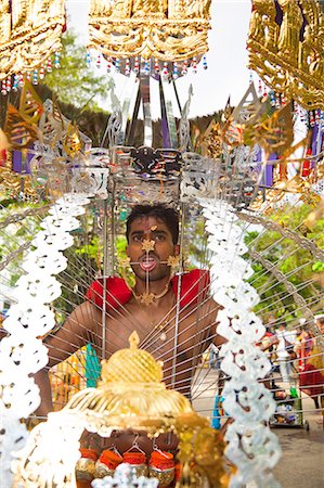 santuario - A Hindu devotee carrying portable shrine during Thaipusam in Singapore, Southeast Asia, Asia Foto de stock - Con derechos protegidos, Código: 841-06447248