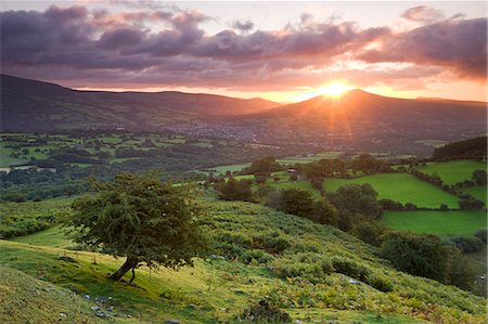 Lever du soleil sur le pain de sucre et de la ville de Crickhowell, Parc National de Brecon Beacons, Powys, pays de Galles, Royaume-Uni, Europe Photographie de stock - Rights-Managed, Code: 841-06447458