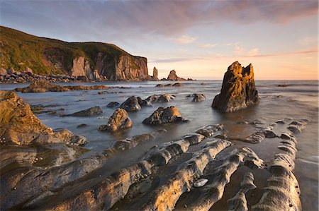 Golden evening sunlight bathes the rocks and ledges at Bantham in the South Hams, South Devon, England, United Kingdom, Europe Foto de stock - Con derechos protegidos, Código: 841-06447478