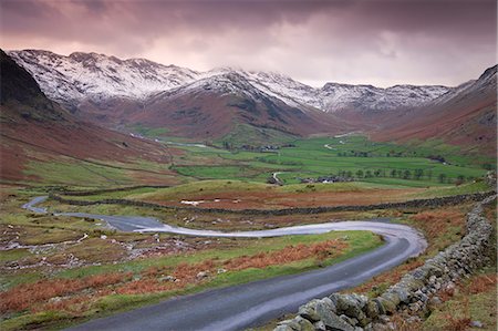 Small winding road leading into the Langdale Valley, surrounded by snow clad mountains, Lake District National Park, Cumbria, England, United Kingdom, Europe Foto de stock - Con derechos protegidos, Código: 841-06447519