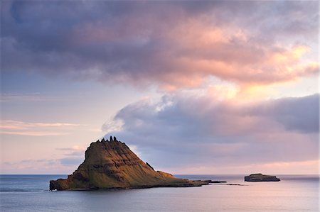 L'îlot de Tindholmur à l'embouchure du Sorvagsfjordur, île de Vagar, îles Féroé, Danemark, Europe Photographie de stock - Rights-Managed, Code: 841-06447566