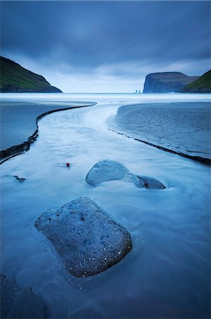 Un cours d'eau se jette dans la mer à Tjornuvik sur l'île de Streymoy, îles Féroé, Danemark, Europe Photographie de stock - Rights-Managed, Code: 841-06447560