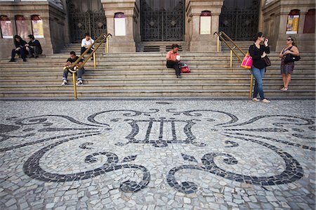 Leute sitzen außen Theatro Municipal (Stadttheater), Centro, Rio De Janeiro, Brasilien, Südamerika Stockbilder - Lizenzpflichtiges, Bildnummer: 841-06447642