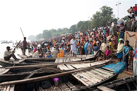 Wooden ferryboats with bamboo decking used to take people across the River Ganges between Patna and Sonepur Cattle Fair, Bihar, India, Asia Foto de stock - Con derechos protegidos, Código: 841-06447656