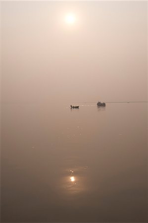 Fishing boat and river ferry on the River Ganges in the early morning, Sonepur, Bihar, India, Asia Foto de stock - Con derechos protegidos, Código: 841-06447651