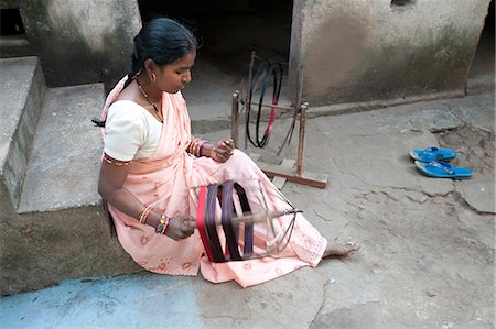 sedoso - Woman spinning silk thread by hand outside her house, Vaidyanathpur, Orissa, India, Asia Foto de stock - Con derechos protegidos, Código: 841-06447675