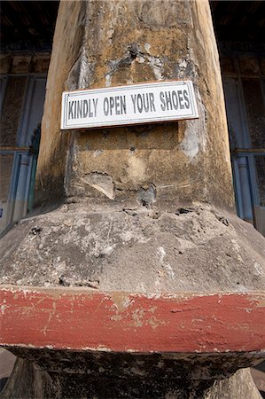 Notice requesting visitors to remove their shoes at the entrance to the Hugli Imambara, on the west bank of the Hugli river, West Bengal, India, Asia Foto de stock - Con derechos protegidos, Código: 841-06447685