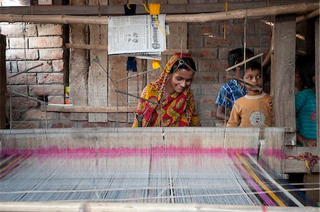Village woman working on domestic loom with her children looking on, rural West Bengal, India, Asia Foto de stock - Con derechos protegidos, Código: 841-06447699