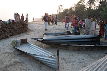 Dorfbewohner rund um kleine Boote hergestellt aus einzelnen Blättern von Wellblech, liegt am Ufer des Flusses Hugli (Hooghly River), West Bengal, Indien, Asien Stockbilder - Lizenzpflichtiges, Bildnummer: 841-06447701