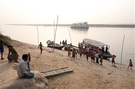 river kids - Activity around ferry arrival on the banks of the River Hugli (River Hooghly), rural West Bengal, India, Asia Stock Photo - Rights-Managed, Code: 841-06447727