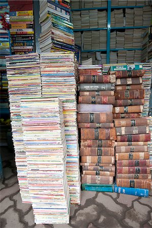 simsearch:841-07205634,k - Piles de livres d'occasion à vendre à College Street, célèbre pour son livre le calage du Nord de Kolkata, West Bengal, Inde, Asie Photographie de stock - Rights-Managed, Code: 841-06447749