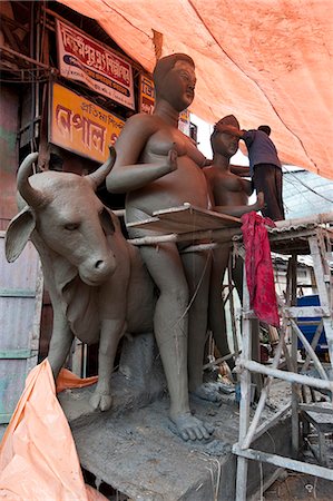 Sculpteur sur grande divinité moulée et Nandi Toro en argile de la rivière Hugli, district de Kumartuli, Kolkata, Bengale occidental, Inde, Asie Photographie de stock - Rights-Managed, Code: 841-06447740