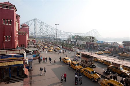 Ansicht der Howrah-Brücke über den Fluss Hugli (Hooghly River) vom Bahnhof Howrah, Kalkutta gelben Taxis unten, Kolkata (Kalkutta), West Bengal, Indien, Asien Stockbilder - Lizenzpflichtiges, Bildnummer: 841-06447754