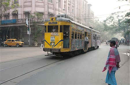 Trafic de Kolkata, y compris la rue tram et taxi tôt le matin, Kolkata (Calcutta), West Bengal, Inde, Asie Photographie de stock - Rights-Managed, Code: 841-06447752