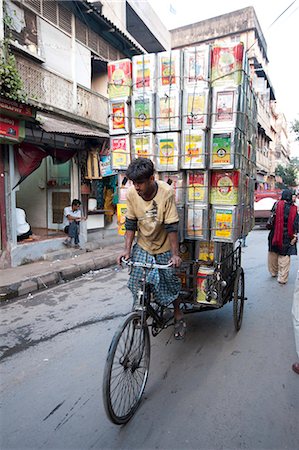 Cycle rickshaw carrying huge load of oil cans through market, Kolkata (Calcutta), West Bengal, India, Asia Foto de stock - Direito Controlado, Número: 841-06447766