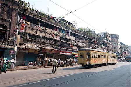 Yellow Kolkata tram passing Kolkata slums in the early morning, Kolkata, West Bengal, India, Asia Foto de stock - Direito Controlado, Número: 841-06447762