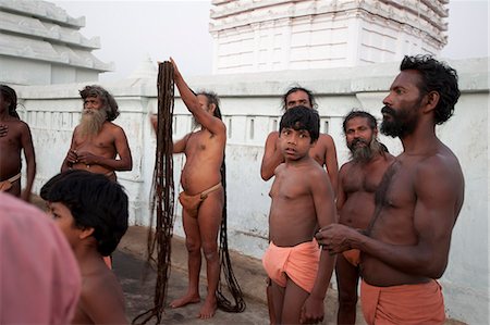 Un moine Joranda dévot rassemble ses cheveux non coupé bobine sur le dessus de sa tête, entourée d'autres moines, Joranda, Dhenkanal, Orissa, Inde, Asie Photographie de stock - Rights-Managed, Code: 841-06447802