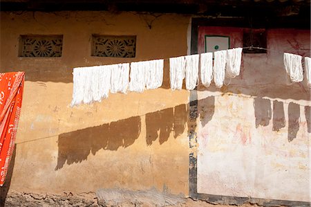 séchage - Écheveaux de soie filée lavée, suspendus pour sécher le long d'un mur de maison village, village de Naupatana, Orissa, Inde, Asie Photographie de stock - Rights-Managed, Code: 841-06447810