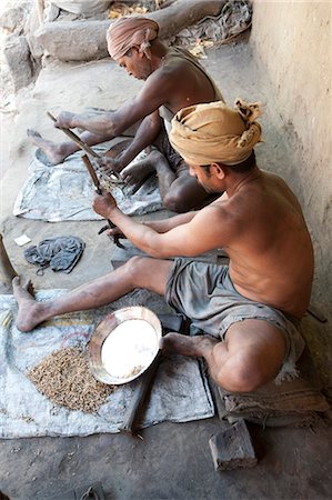 simsearch:841-06343908,k - Two men smoothing surface of rough cast brass dishes outside village foundry, Hirapur, Orissa, India, Asia Foto de stock - Con derechos protegidos, Código: 841-06447821
