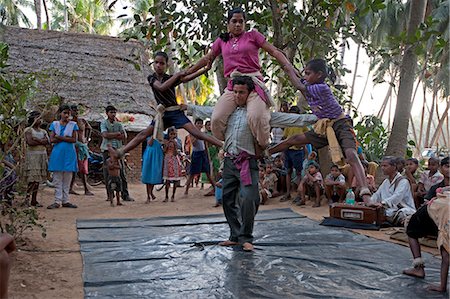 Four dancers whirling round as part of a traditional Gotipua (single boy) temple dance performance, Ballia, rural Orissa, India, Asia Foto de stock - Direito Controlado, Número: 841-06447838