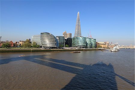 South Bank avec des bâtiments mairie, Shard London Bridge et plus de Londres avec l'ombre de Tower Bridge, dans le premier plan, Londres, Royaume-Uni, Europe Photographie de stock - Rights-Managed, Code: 841-06447981