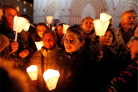 simsearch:841-03674819,k - Fete des Lumieres (Festival of Lights) a lieu chaque année le 8 décembre, une procession de nuit de la cathédrale de St. John's à la Basilique de Fourvière, Lyon, Rhône, France, Europe Photographie de stock - Rights-Managed, Code: 841-06448084