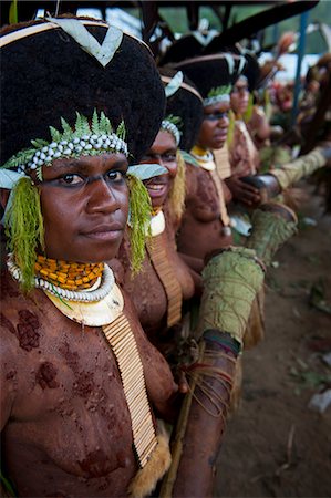 papua new guinea - Multicolore habillé et visage peint des tribus locales célébrant le traditionnel Sing Sing dans les Highlands, Papouasie Nouvelle-Guinée, Pacifique Photographie de stock - Rights-Managed, Code: 841-06448187