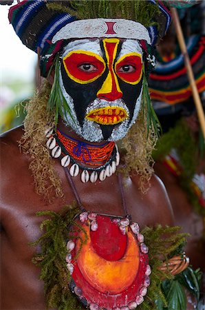 pintura facial - Colourfully dressed and face painted local tribes celebrating the traditional Sing Sing in Enga in the Highlands, Papua New Guinea, Melanesia, Pacific Foto de stock - Con derechos protegidos, Código: 841-06448196