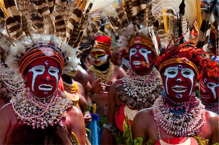 stammesangehöriger (männlich und weiblich) - Bunt gekleidet und Gesicht gemalt lokale Stämme feiern das traditionelle Sing Sing im Hochland, Papua-Neuguinea, Pazifik Stockbilder - Lizenzpflichtiges, Bildnummer: 841-06448198