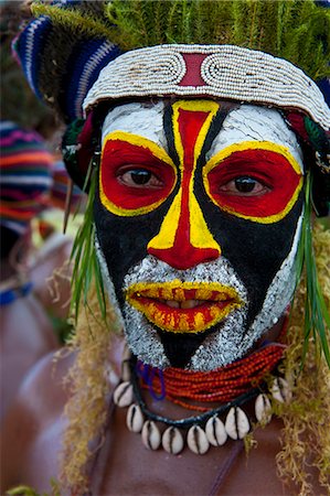 papua new guinea traditional dress male - Multicolore habillé et visage peint des tribus locales célébrant la traditionnelle Sing Sing Enga, Papouasie Nouvelle-Guinée, Mélanésie, Pacifique Photographie de stock - Rights-Managed, Code: 841-06448191