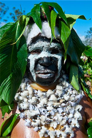 papua new guinea traditional dress male - Multicolore habillé et visage peint femme fête traditionnelle Sing Sing dans les Highlands, Papouasie Nouvelle-Guinée, Mélanésie Pacifique Photographie de stock - Rights-Managed, Code: 841-06448208