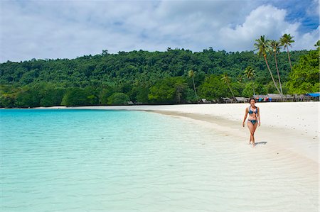 Tourist wandering along the turquoise water and white sand at the Champagne beach, Island Espiritu Santo, Vanuatu, South Pacific, Pacific Foto de stock - Con derechos protegidos, Código: 841-06448274