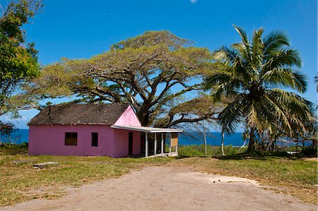 Pink town house in Lenakel capital of the Island of Tanna, Vanuatu, South Pacific, Pacific Foto de stock - Con derechos protegidos, Código: 841-06448281