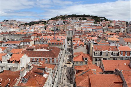 Castelo Sao Jorge looks over buildings of the central Baixa-Chiado, Baixa and Castelo districts of Lisbon, Portugal, Europe Foto de stock - Direito Controlado, Número: 841-06448411