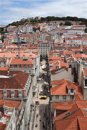 Castelo Sao Jorge looks over buildings of the central Baixa-Chiado, Baixa and Castelo districts of Lisbon, Portugal, Europe Foto de stock - Direito Controlado, Número: 841-06448412