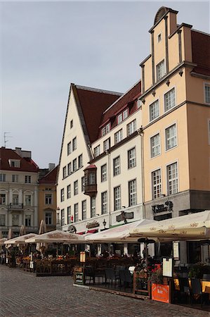 Cafés et restaurants dans le cadre de bâtiments historiques, place de l'hôtel de ville (Raekoja Plats), patrimoine mondial de l'UNESCO, Tallinn, Estonie, Europe Photographie de stock - Rights-Managed, Code: 841-06448453