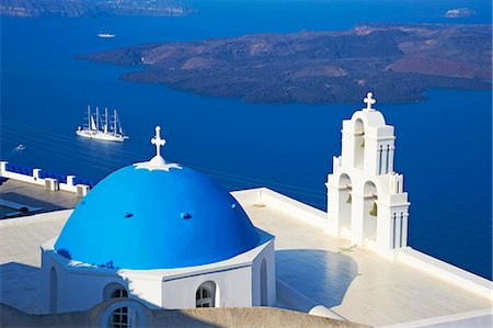 Église à dôme bleu surplombant l'Aegean Fira, Thira, Santorin, Cyclades, îles grecques, Grèce, Europe Photographie de stock - Rights-Managed, Code: 841-06448557