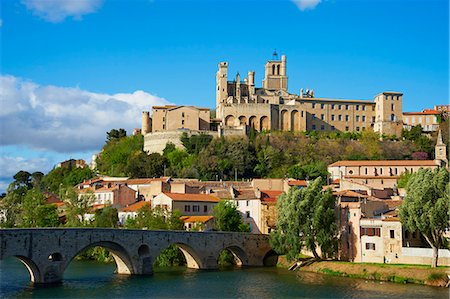 france architecture - Cathédrale Saint-Nazaire et Pont Vieux (vieux pont) sur la rivière Orb, Béziers, Herault, Languedoc, France, Europe Photographie de stock - Rights-Managed, Code: 841-06448551