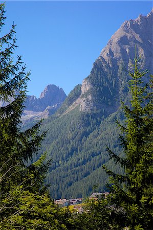 View over town, Canazei, Val di Fassa, Trentino-Alto Adige, Italy, Europe Foto de stock - Con derechos protegidos, Código: 841-06448738